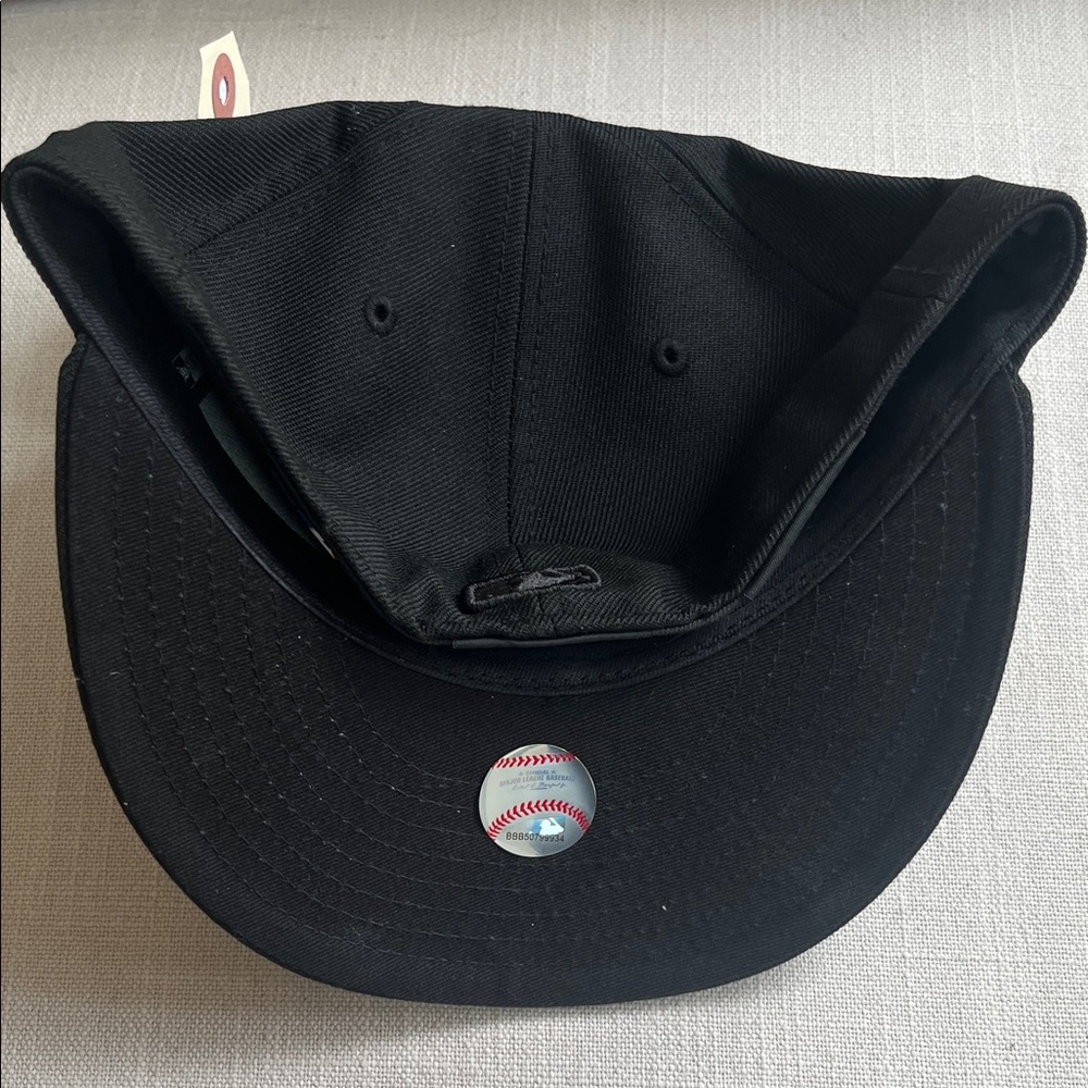 New Black Philadelphia Phillies Fitted Cap with Raised 'P' Logo - Picture 2 of 4